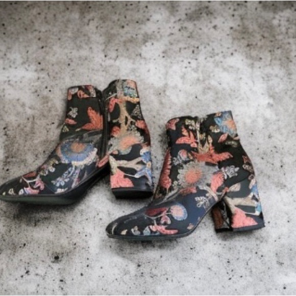 Target Shoes - Size 6.5 Booties EUC Floral pattern black and multicolor